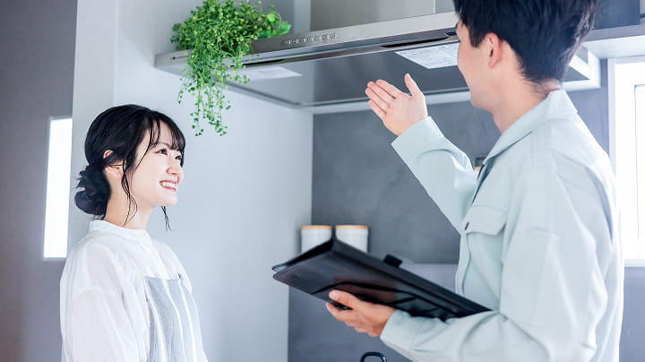 施主と打ち合わせをする建設業者